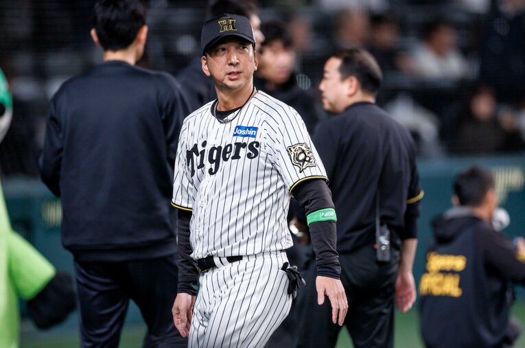 日本シリーズ第3戦で連敗を喫して1勝2敗となった阪神・藤川球児監督。その采配には“迷い”も垣間見えたか…？ ／ photograph by Kiichi Matsumoto