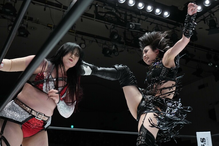 舞華にキックを浴びせる上谷沙弥。12月8日、後楽園ホール　©Essei Hara