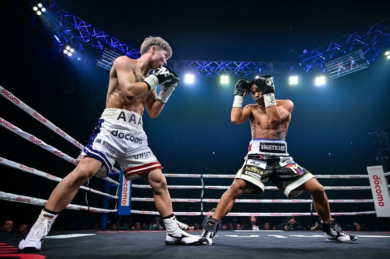 1ラウンド、やや後ろ重心で井上尚弥と対峙するタパレス　©Hiroaki Yamaguchi