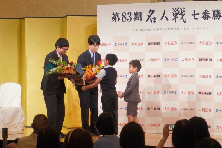 激闘後、2人は笑顔だった…映像では伝わり切らない名人戦第1局、2人の表情（10枚超）　©NumberWeb