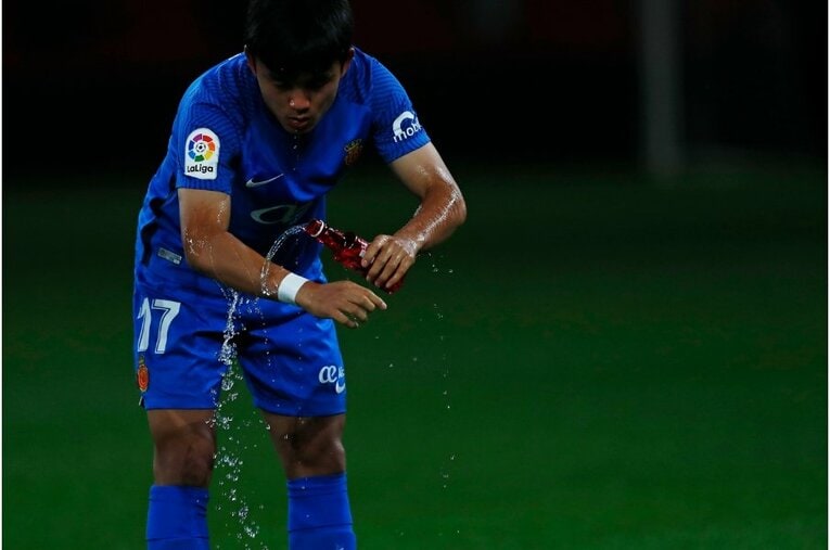 久保建英を間近で撮って気づいた《試合前ルーティンとファールを受けた後のクセ》 韓国の至宝イ・ガンインとの共存はどうなる？(8)