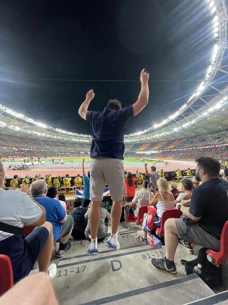 北口のビッグスローに飛び上がってガッツポーズするセケラックコーチ　©︎Ayako Oikawa