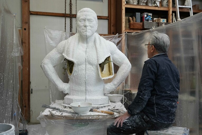 切り離したマフラーの部分の粘土がなくなった猪木像