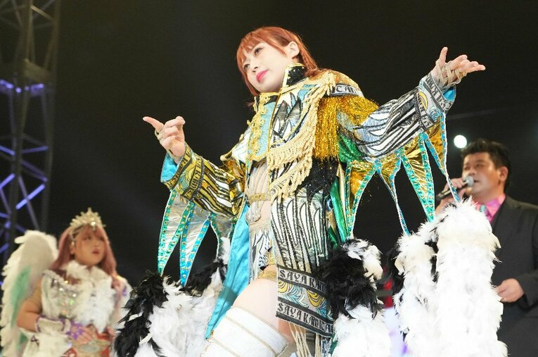 7月23日、上谷沙弥はスターダム『5★STAR GP』開幕戦で中野たむと対戦。約5メートルの高さからプランチャを放ち、左ヒジを負傷した ／ photograph by Essei Hara