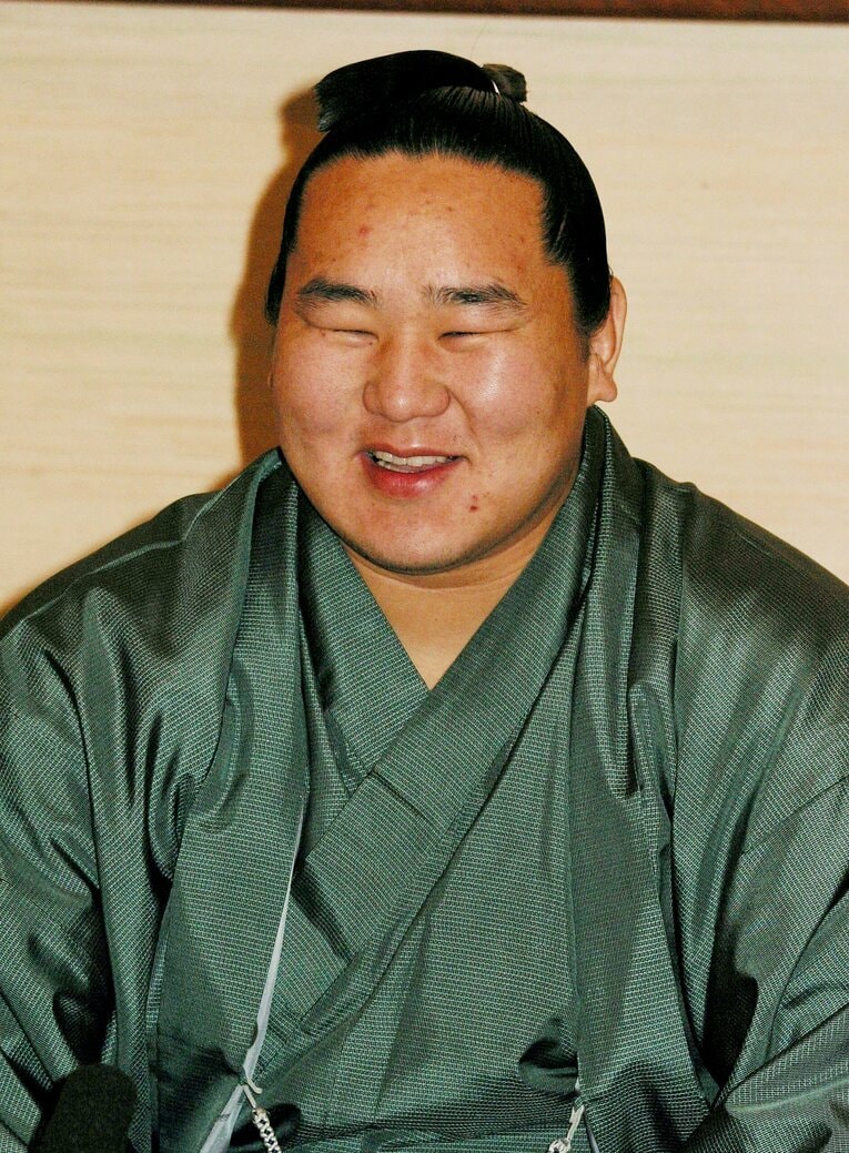 2002年、九州場所で初優勝を果たし、笑顔の朝青龍（当時22歳）　©JIJI PRESS