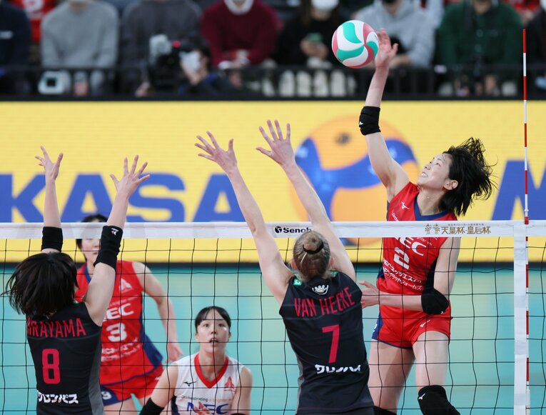 「冷たいコップを持ったとき、『熱いコップをイメージをして』と言われても難しいですよね？ でも古賀はそれができる。つまり、練習でも“試合の感覚”を本当の意味で落とし込めている。それが古賀の凄さです」©︎JIJI PRESS