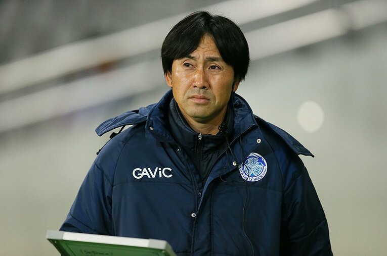 吉田達磨の後任としてシンガポール代表監督に就任した西ヶ谷隆之。名波浩、山田隆裕、大岩剛らを擁した当時の清水商業では2年生でレギュラーを務めた ／ photograph by YUTAKA/AFLO SPORT