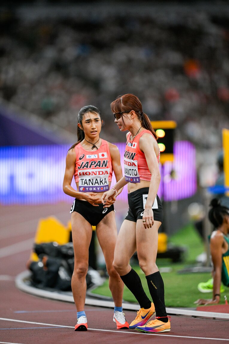 山本のゴールを迎えた田中との感動の抱擁の一部始終　©Nanae Suzuki