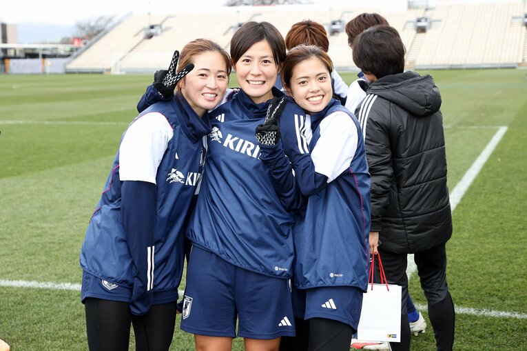 練習での猶本光、清水梨紗、長谷川唯　©AFLO