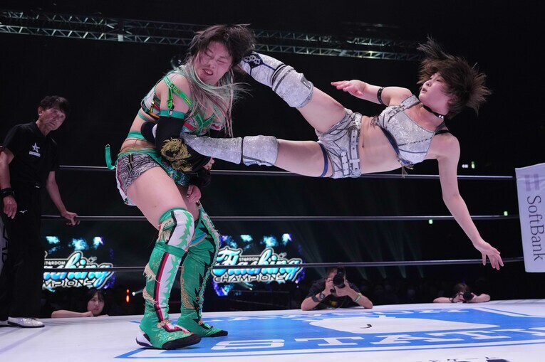 安納サオリvs.壮麗亜美　©Essei Hara