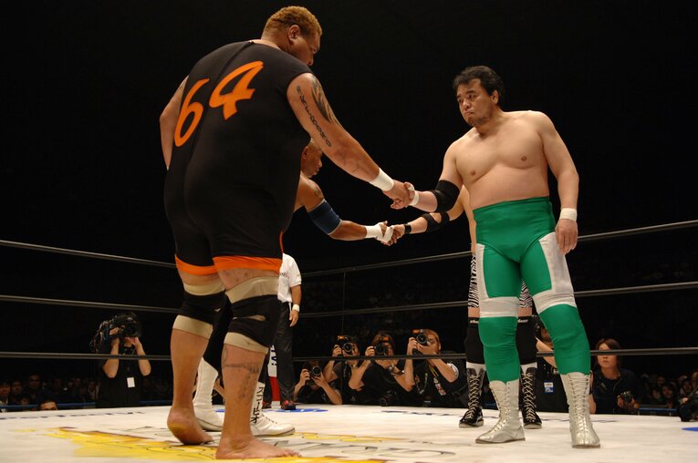 2005年10月2日、三沢光晴とタッグマッチで対戦　©Essei Hara