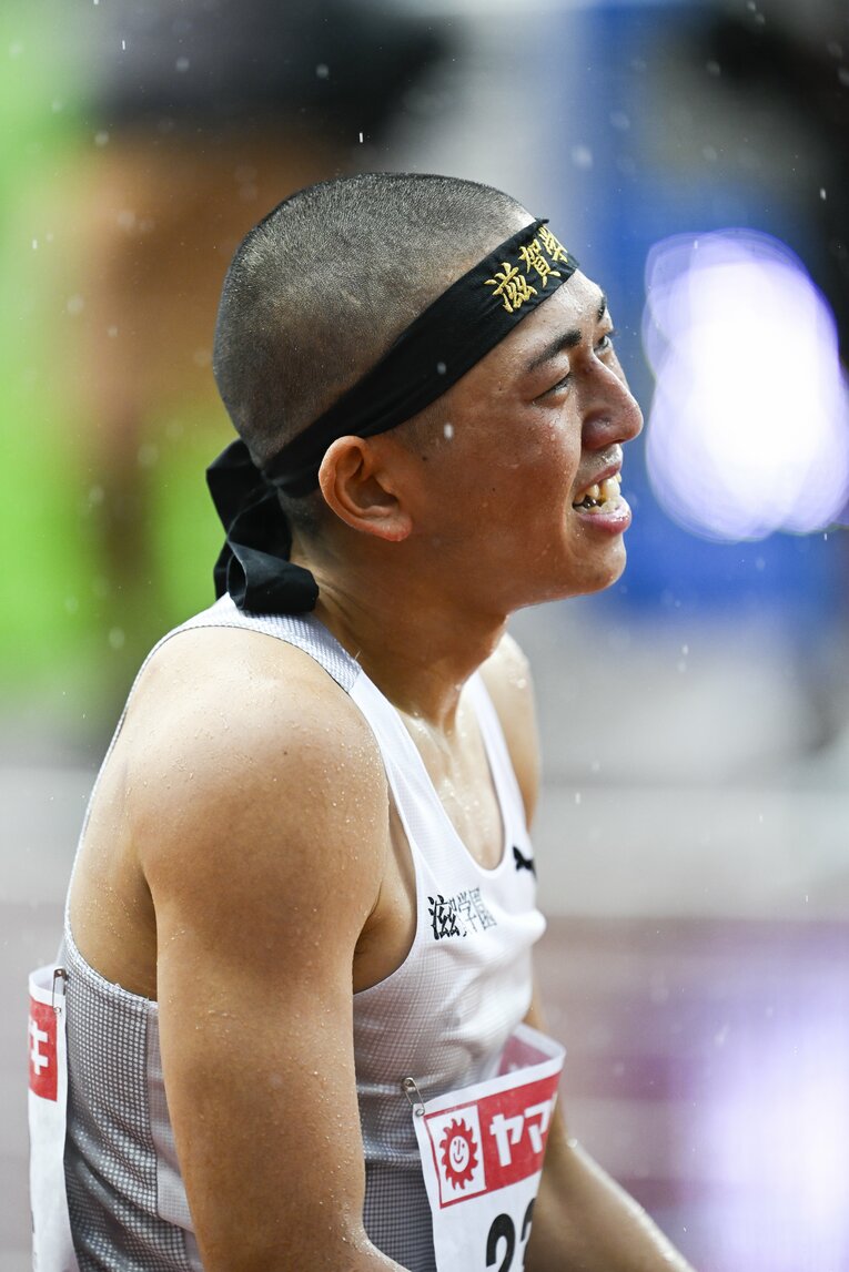 フィニッシュ後にはトラックに座り込み、悔しさをあらわに 　©Asami Enomoto