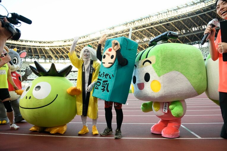 優勝の栄誉に大喜びの「チームちょうせい豆乳くん」　©Hirofumi Kamaya