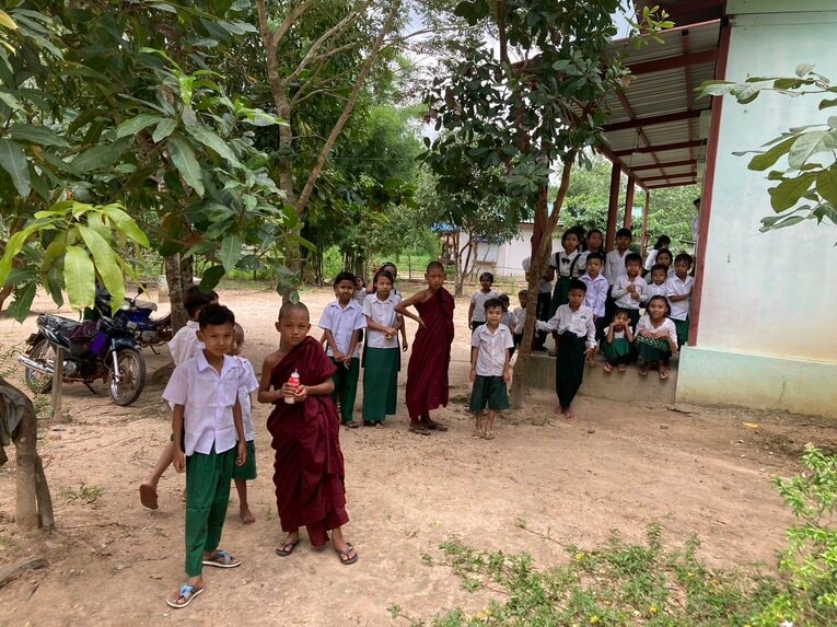 建てた学校に通う子どもたち　写真は本人提供