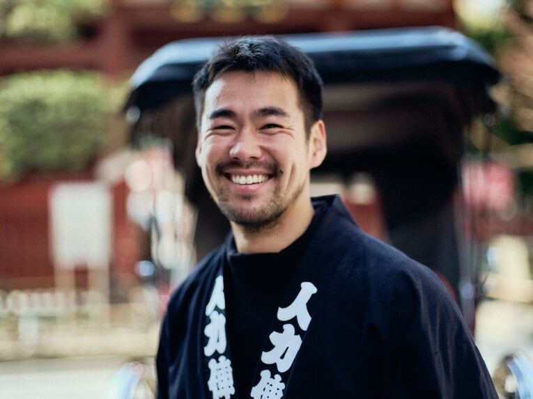 【人力車でバーチャル浅草さんぽ】元ラグビー日本代表…ムキムキの児玉健太郎さんが引く人力車で浅草を回った気になれる！　人力車夫のお仕事風景を見る　©︎Yuki Suenaga