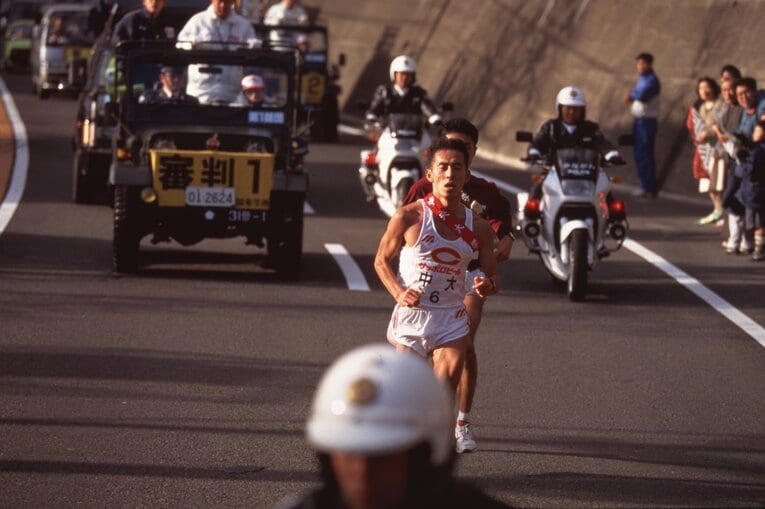 現在は運営管理車から監督が声かけをするが、このときは「審判」車がついている　©JMPA