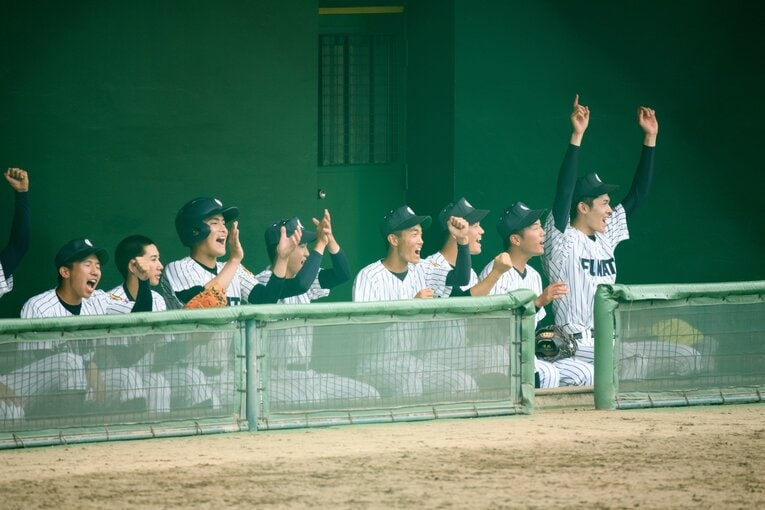 ベンチでチームメイトの活躍に大喜び　©Asami Enomoto