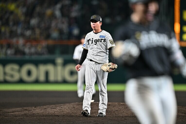 延長11回からマウンドにあがった村上頌樹はソフトバンクの野村勇に決勝アーチを浴びた　©️Hideki Sugiyama