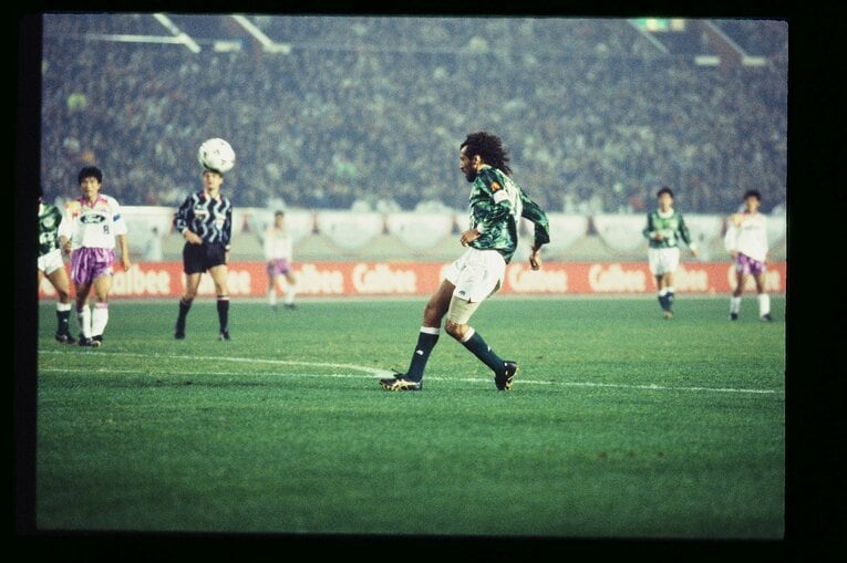 1994年のチャンピオンシップ第2戦で決めたループシュートの瞬間　©︎J.LEAGUE