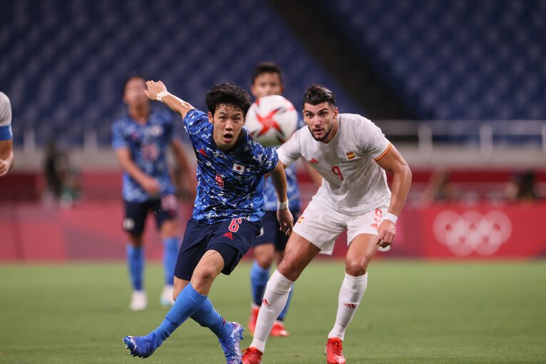 東京五輪の準決勝スペイン戦で、セビージャ所属のFWラファ・ミルと競り合う遠藤　©JMPA