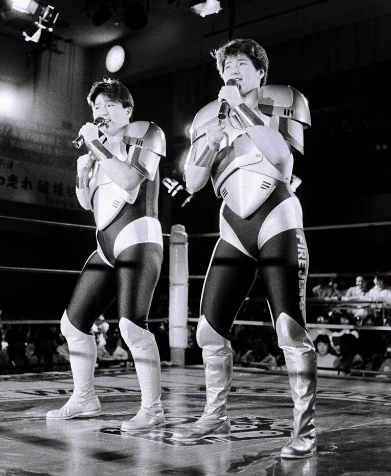 堀田祐美子との「ファイヤージェッツ」　©東京スポーツ新聞社