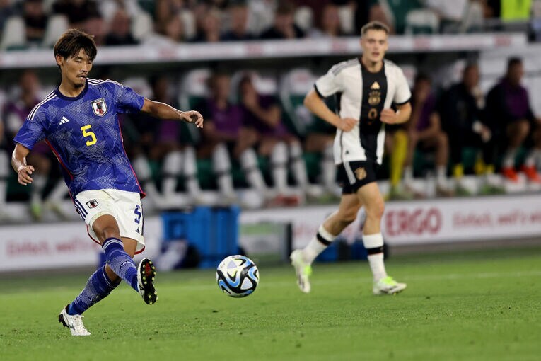 目立たないながら好ポジショニングで攻撃を循環させた守田　©Getty Images