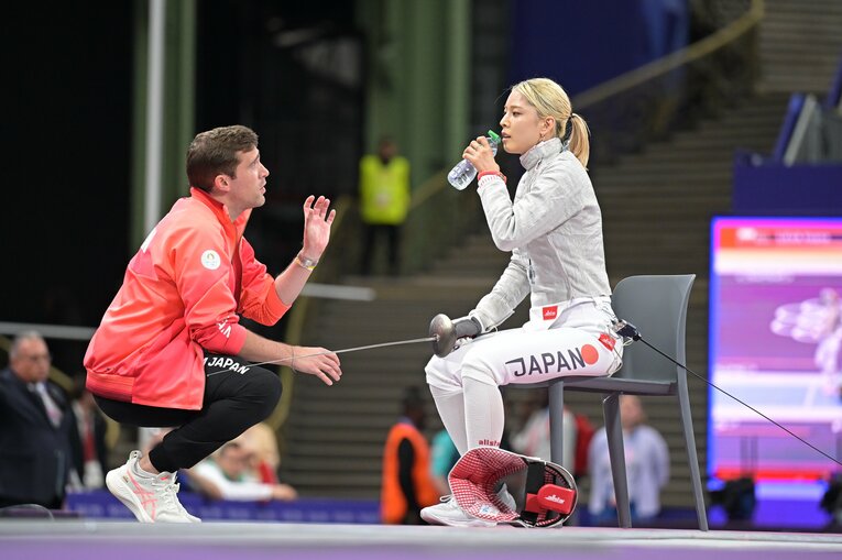 江村に助言を与えるコーチのジェローム・グース　©JMPA