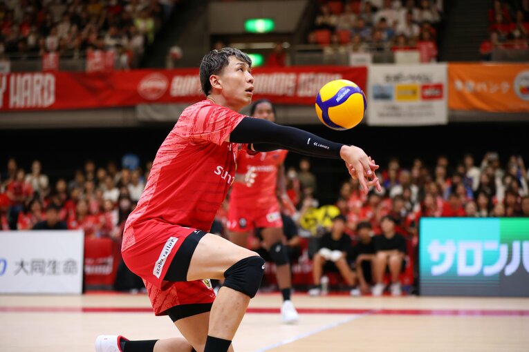 身長202cmの高さだけでなく、ボールコントロールにも優れる小野寺太志　©︎SV.LEAGUE