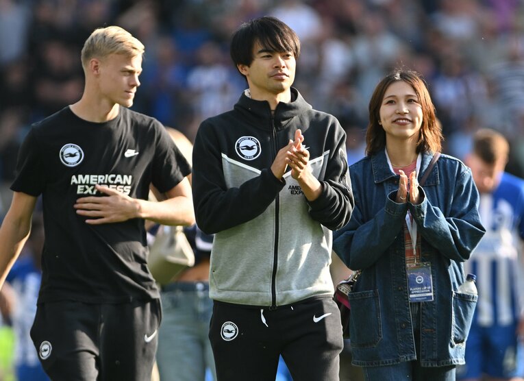 昨季マンU戦後（5月19日）、クリア夫人とセレモニーに出席した三笘薫　©AFLO