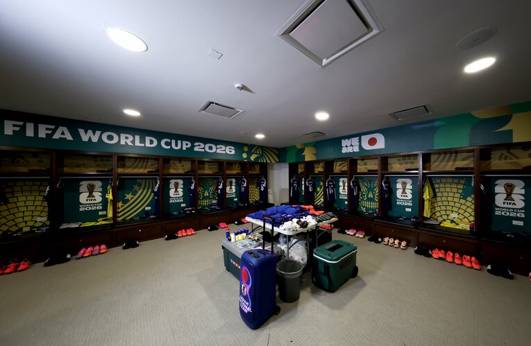 こちらはオランダ戦前の日本代表のロッカールーム　試合後は→（写真は右に続きます）　©Getty Images