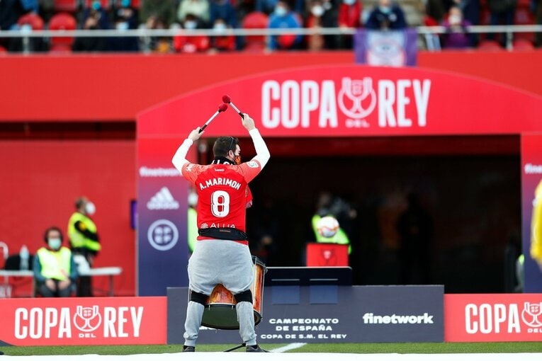 久保建英“オレが蹴る”FK弾→手荒い祝福に「い、痛いんですけど」 カメラマンが至近距離でとらえた一撃と、ファンから“感謝の大拍手”(8)