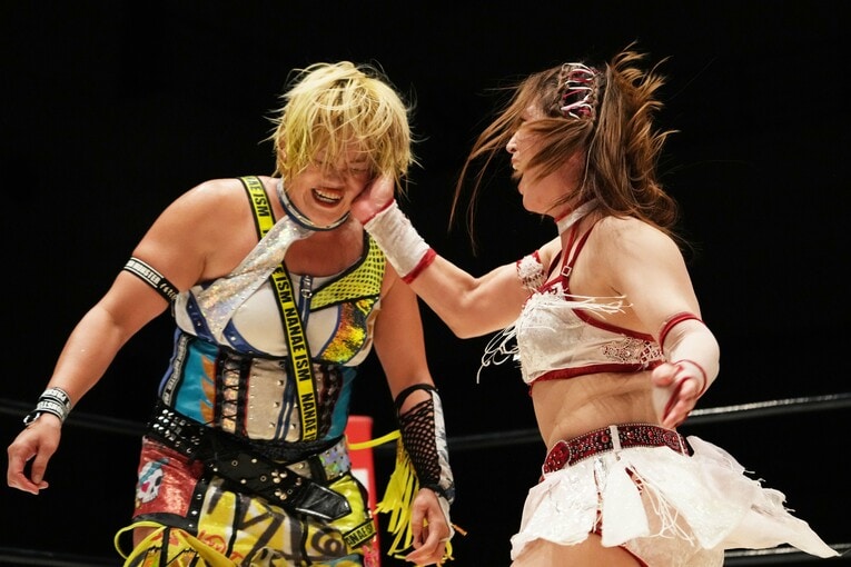 高橋奈七永の顔面を張る青野未来。2024年9月28日、名古屋国際会議場　©Essei Hara