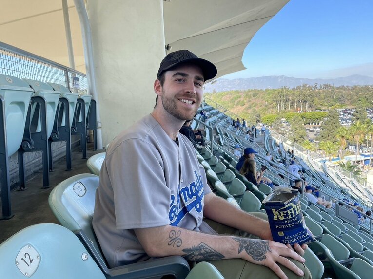 ドジャースファンのクインシーさん（27歳）。ロサンゼルスの中学校の先生　©NumberWeb