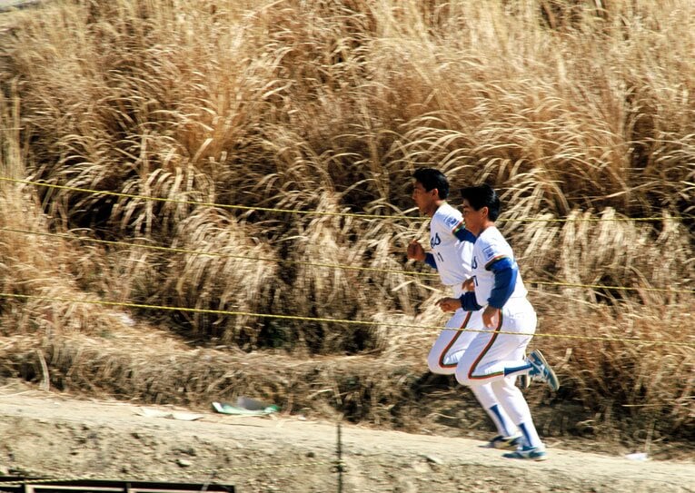 1988年撮影。ランニングをする工藤と渡辺久信　©Makoto Kenmizaki