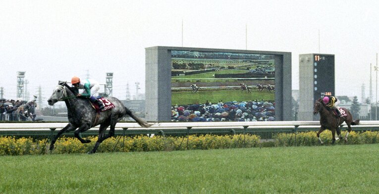 2位以下を大きく突き放しレコード勝ちを収めたメジロマックイーンの大阪杯（GII）　©東京スポーツ／アフロ
