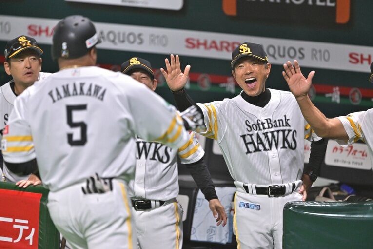 山川穂高を出迎える小久保裕紀監督。山川の勢いは止まらずシリーズMVPを獲得した　©Hideki Sugiyama