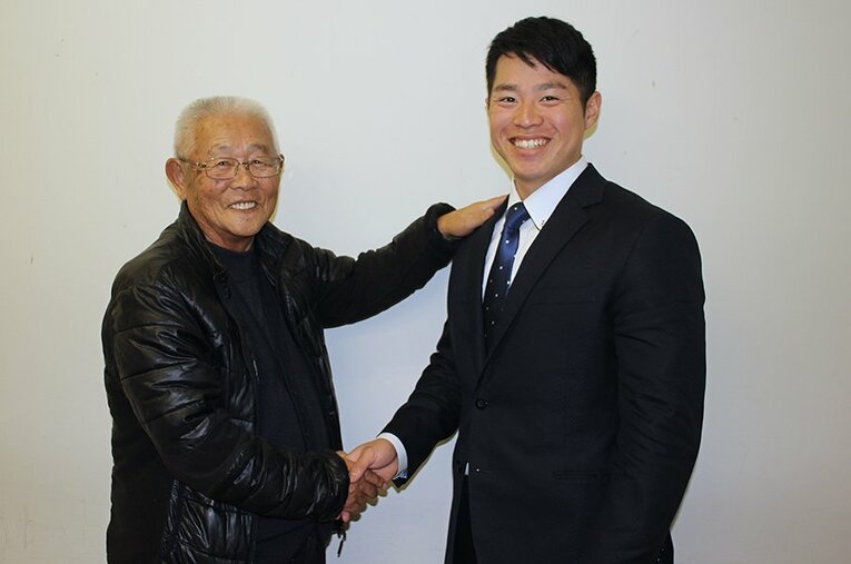 梅林（右）のプロ入りを喜ぶ79歳の三原新二郎監督。「一軍でプレーしてほしい」とエールを送った。 ／ photograph by Yu Takagi