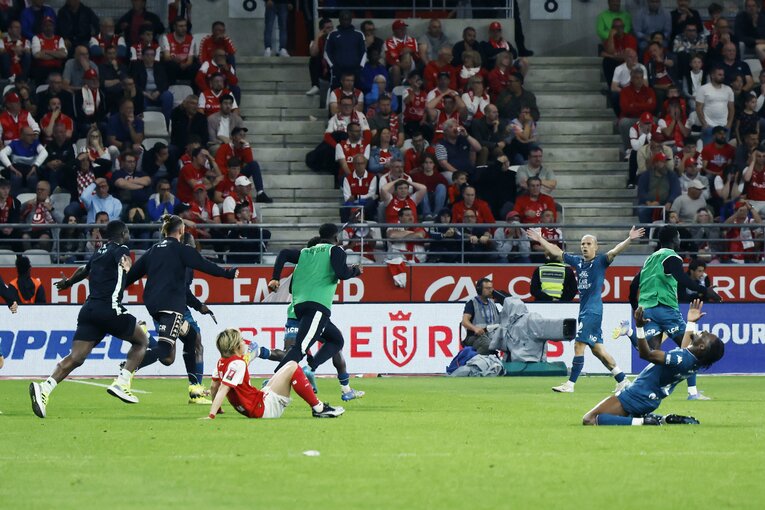 「地獄です」伊東純也も中村敬斗もボウ然の降格…激怒サポがシート投げ込み「中村には引き抜き報道」日本代表戦前に残酷なリアル(16)