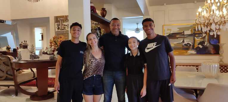 家族仲睦まじく生活している　©Hiroaki Sawada