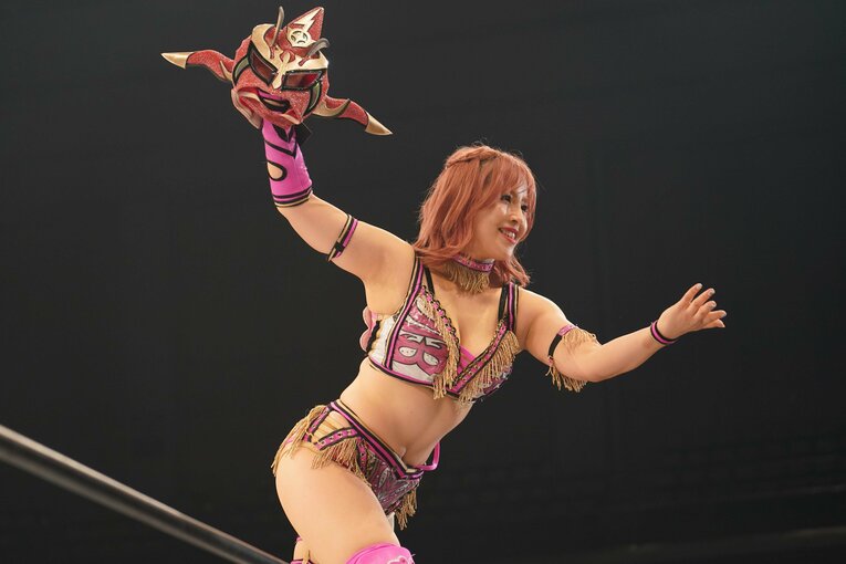 ライガーマスクを手に観客にアピールする白川未奈