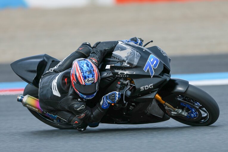 市販レーサーでもてぎのロードコースを走り込む小椋　©Satoshi Endo