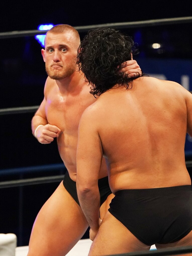 辻陽太を殴るゲイブリエル・キッド　©Essei Hara