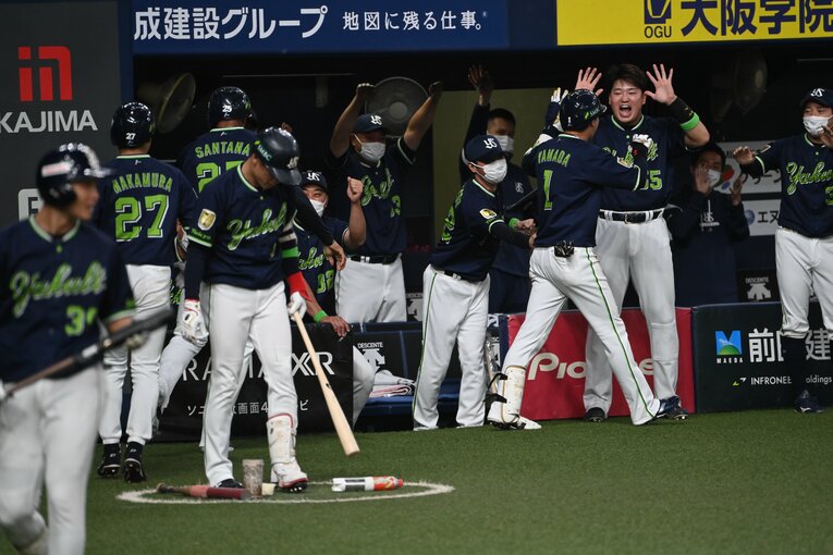 山田のホームランに喜ぶヤクルトナイン（2／3枚目）　©Naoya Sanuki