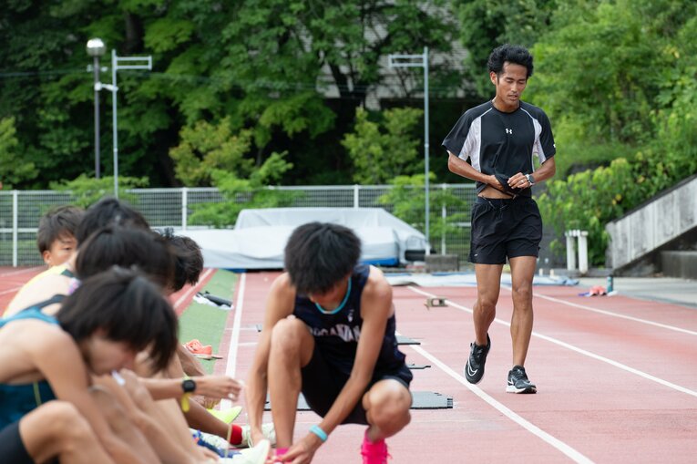 ランナーの面影を残す寺田新監督　©Tadashi Hosoda