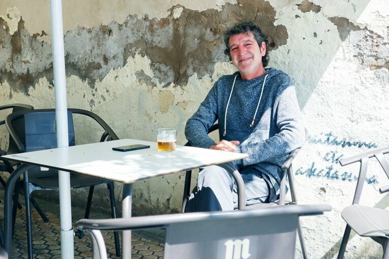 「クボはノルマル（普通）よ」辛口おばあちゃんにバルで遭遇も…カメラマンが撮った久保建英21歳の“軽快ドリブル＋母・祖母のような愛”(53)