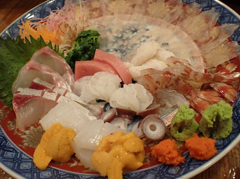 刺身の盛り合わせ。サダさんの腕の見せ所だ　©Essei Hara