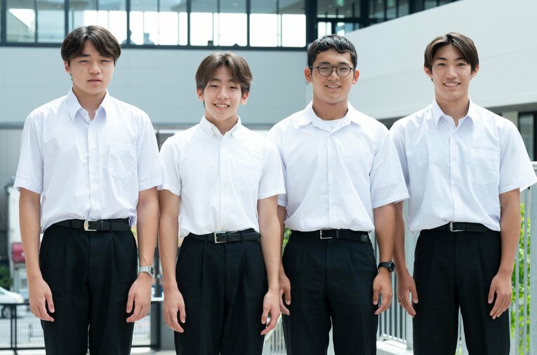 左から高本亮（1年、背泳ぎ）、中出恵資（1年、平泳ぎ）、岡本悠（2年、バタフライ）、滝沢知哉（2年、自由形）　。開成高初となるメドレーリレーでの全国出場を決めた　©Tadashi Hosoda