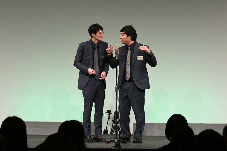 ロングコートダディ（吉本興業）　堂前透（左）、兎。初の決勝進出　©M-1グランプリ事務局