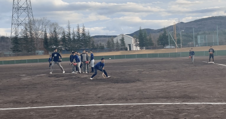 バントフライをバウンドさせて取る練習　©Hideaki Ujihara