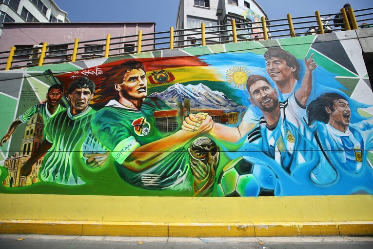 ボリビアとの試合で、ボリビアにも肖像画風の壁画が登場　©Getty Images